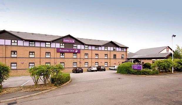 Exterior of Premier Inn Hemel Hempstead West showing car park